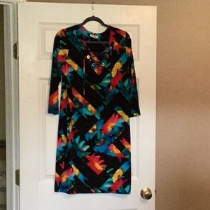 Flattering straight cut with a tied closed v neck